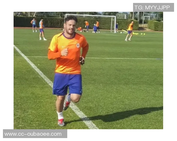 泰山外援瓦科携家人欢庆圣诞节合影留念尽享巴黎美好时光